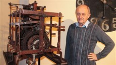Josef Koželuh z Muzea jižního Plzeňska ukazuje stroj z věžních hodin, který je... Josef Koželuh z Muzea jižního Plzeňska ukazuje stroj z věžních hodin, který je...
