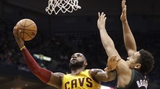 LeBron James (vlevo) z Clevelandu zakončuje akci přes bránícího Malcolma... LeBron James (vlevo) z Clevelandu zakončuje akci přes bránícího Malcolma...
