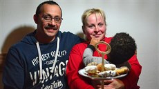 Pan Štefan s manželkou Mirkou jsou pěstouni z karlovarské SOS vesničky. V... Pan Štefan s manželkou Mirkou jsou pěstouni z karlovarské SOS vesničky. V...