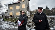 Zuzana Klusová a Jiří Dráb stojí před jedním z domů, ze kterého už se původní... Zuzana Klusová a Jiří Dráb stojí před jedním z domů, ze kterého už se původní...