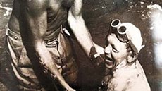 Světoznámý plavec František Venclovský slaví poté, co jako první Čechoslovák přeplaval kanál La Manche.