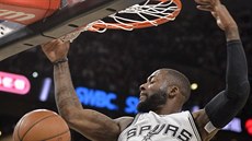 Jonathon Simmons ze San Antonia Spurs právě zasmečoval. Jonathon Simmons ze San Antonia Spurs právě zasmečoval.