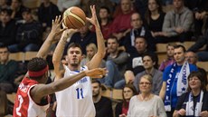 Peter Tóth z Alby Fehérvár střílí na pardubický koš přes Domineze Burnetta. Peter Tóth z Alby Fehérvár střílí na pardubický koš přes Domineze Burnetta.