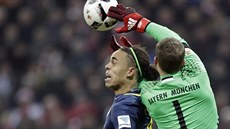 Manuel Neuer z Bayernu Mnichov odráží míč před Yussufem Poulsenem z Lipska. Manuel Neuer z Bayernu Mnichov odráží míč před Yussufem Poulsenem z Lipska.
