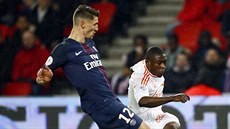 Thomas Meunier (vlevo) z Paris SG stíhá Warise Majeeda z Lorientu. Thomas Meunier (vlevo) z Paris SG stíhá Warise Majeeda z Lorientu.