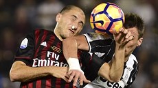 Gabriel Paletta (vlevo) z AC Milán v hlavikovém souboji s Mariem Mandukiem z...