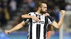 Giorgio Chiellini z Juventusu oslavuje svj gól.