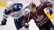 Tomáš Filippi (vlevo) z Magnitogorsku v souboji s Oskarsem Cibulskisem z Dinama... Tomáš Filippi (vlevo) z Magnitogorsku v souboji s Oskarsem Cibulskisem z Dinama...