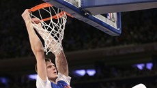 Kristaps Porzingis z New Yorku zasmečoval proti Bostonu, Kristaps Porzingis z New Yorku zasmečoval proti Bostonu,