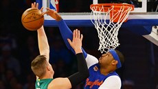 Carmelo Anthony (vpravo) z New Yorku blokuje pokus Jonase Jerebka z Bostonu.