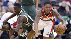 Bradley Beal (vpravo) z Washingtonu vyhrál souboj nad Tonym Snellem z Milwaukee.