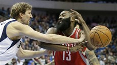 Dirk Nowitzki (vlevo) z Dallasu a James Harden z Houstonu pi souboji o mí.