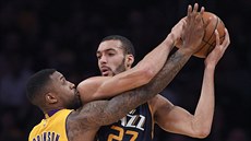 Rudy Gobert (vpravo) z Utahu pod tlakem Thomase Robinsona z LA Lakers.