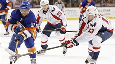 Jakub Vrána (vpravo) z Washingtonu atakuje Shanea Prince z NY Islanders.