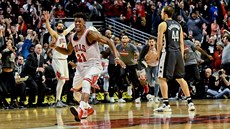 Jimmy Butler (uprostřed) z Chicaga oslavuje svou vítěznou střelu proti... Jimmy Butler (uprostřed) z Chicaga oslavuje svou vítěznou střelu proti...