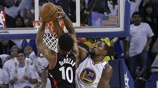 DeMar DeRozan z Toronta se snaí o sme proti Kevinu Durantovi z Golden State.