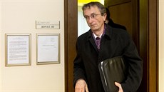 Petr Brož se u Krajského soudu v Hradci Králové zodpovídá z podvodů se škodou... Petr Brož se u Krajského soudu v Hradci Králové zodpovídá z podvodů se škodou...
