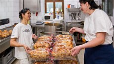 Pomocná kuchařka Vlasta (vlevo) balí ještě vlahé vánočky do celofánu. K mání... Pomocná kuchařka Vlasta (vlevo) balí ještě vlahé vánočky do celofánu. K mání...