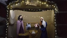 Bauerovi kadoron rozsvcí vánon vyzdobený dm v Josefov s betlémem.