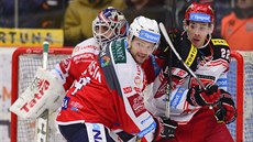 Ctirad Ovčačík z Pardubic (vlevo) a Jiří Šimánek z Hradce v extraligovém utkání. Ctirad Ovčačík z Pardubic (vlevo) a Jiří Šimánek z Hradce v extraligovém utkání.