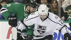 Alec Martinez z Los Angeles (v bílém) brání Radka Faksu z Dallasu.