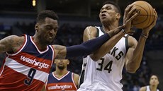 Janis Adetokunbo z Milwaukee (vpravo) drží míč, sebrat ho chce Sheldon... Janis Adetokunbo z Milwaukee (vpravo) drží míč, sebrat ho chce Sheldon...