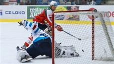 Pardubický Lukáš Nahodil chomutovského gólmana Tomáše Krále v téhle šanci... Pardubický Lukáš Nahodil chomutovského gólmana Tomáše Krále v téhle šanci...