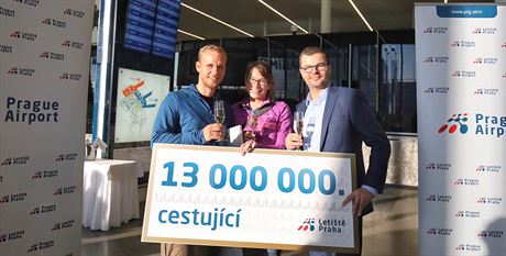 Cestující íslo 13 milion: Zleva Jan Kohoutek, jeho snoubenka Natálie írová a...