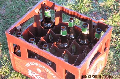 Pepravka s lahvovými pivy, kterou ukradla dvojice v Hradci Králové z balkonu.