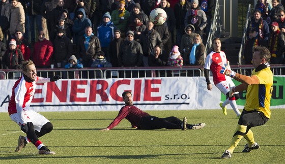 Silvestrovské derby: slávista Jaroslav erný (vlevo) v anci, kterou znekodnil...