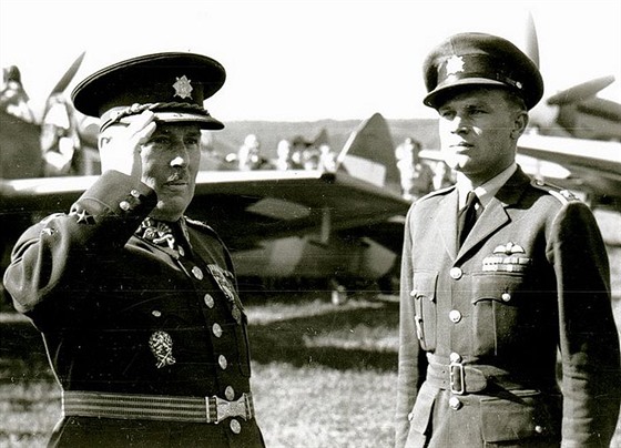 Jií Maák (vpravo) na eskobudjovickém letiti v roce 1945 ped stíhakami...