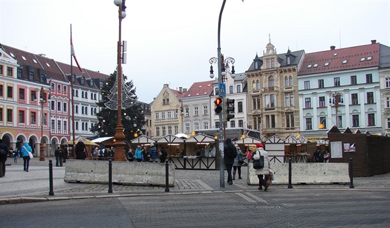 Betonové zátarasy u liberecké radnice.