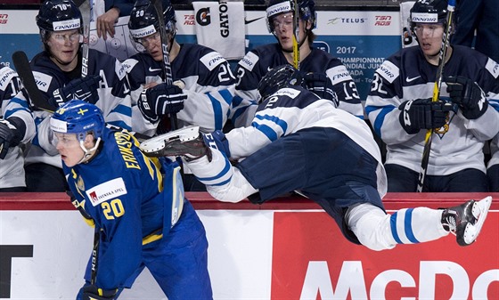Fin Miro Heiskanen letí na vlastní stídaku, véd Joel Eriksson Ek zstává nad...