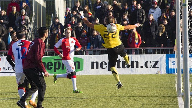 Silvestrovsk derby: m se sn do branky sparana Jaromra Blaka.