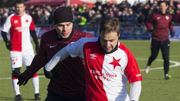 Silvestrovsk derby: slvista Jaroslav ern se sna obelstt sparana Vclava Kolouka.