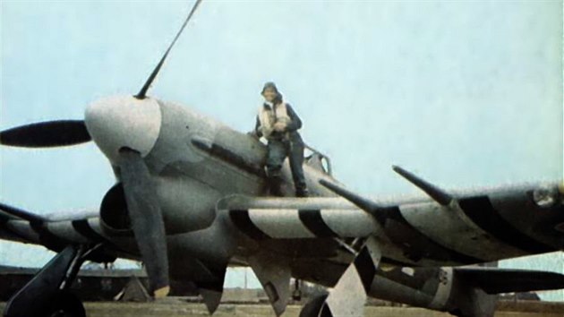 Hawker Typhoon neznm jednotky. Na Typhoonu Mk.I ltal Ji Mak jako velitel 198. perut RAF.