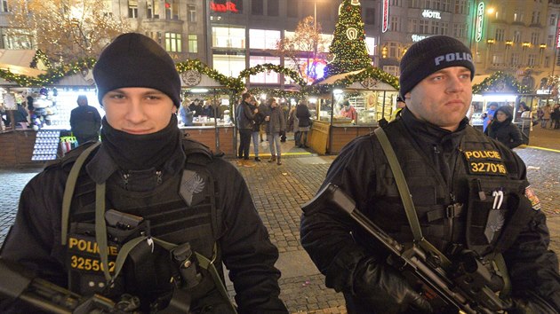 Policist hldkuj 31. prosince ped vnon trnic na Vclavskm nmst v Praze v rmci silvestrovskch oslav v hlavnm mst.