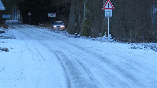 Snmek z nehody t aut, kter bourala v Jesenkch na zamrzl zkratce z Hemanovic do Zlatch Hor, st Horn dol. (29. prosince 2016)