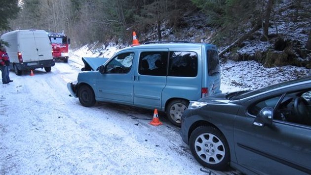 Snmek z nehody t aut, kter bourala v Jesenkch na zamrzl zkratce z Hemanovic do Zlatch Hor, st Horn dol. (29. prosince 2016)