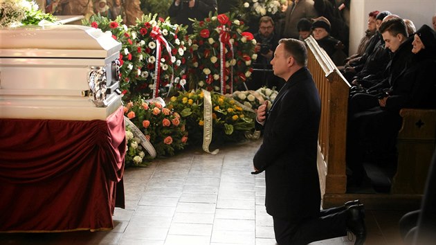 Polsk prezident Andrzej Duda na poslednm rozlouen s idiem kamionu Lukaszem Urbanem v polskm mst Banie (30. prosince 2016)