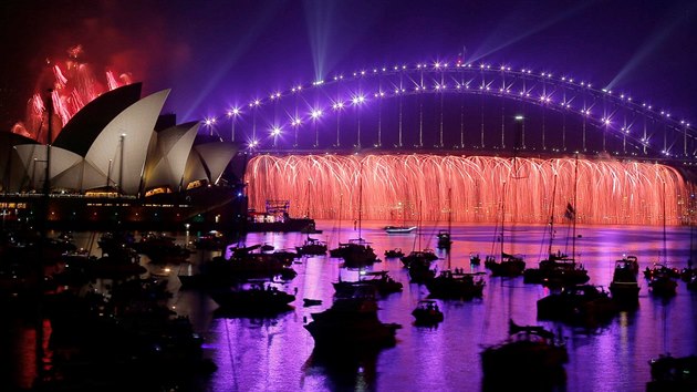 Veern ohostroj nad budovou opery a mostem Harbour Bridge v Sydney pr hodin ped zatkem roku 2017