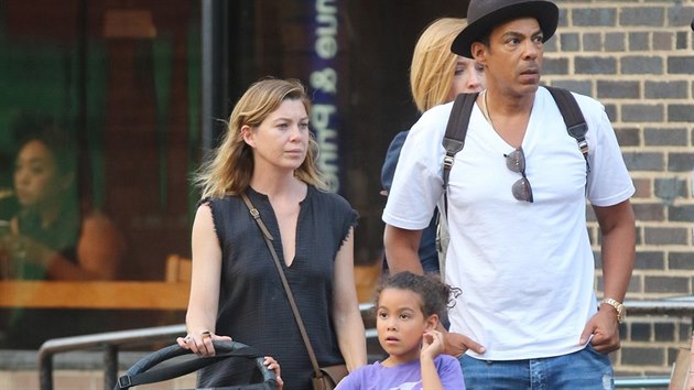 Chris Ivery, Ellen Pompeo a jejich dcery Stella a Sienna (New York, 30. ervna 2016)