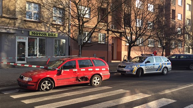 Honika policist za ervenou Octavi skonila v Branku dky zastavovacm psm (31. 12. 2016).