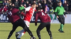 Silvestrovské derby: slávista Pavel Kuka klikuje mezi sparany Vratislavem...