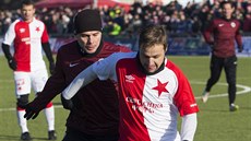 Silvestrovské derby: slávista Jaroslav erný se snaí obelstít sparana Václava...