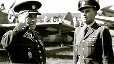 Jiří Maňák (vpravo) na českobudějovickém letišti v roce 1945 před stíhačkami... Jiří Maňák (vpravo) na českobudějovickém letišti v roce 1945 před stíhačkami...
