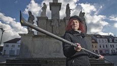 Ivana Osmiková z odboru výstavby stříbrské radnice ukazuje kovovou hůl, kterou... Ivana Osmiková z odboru výstavby stříbrské radnice ukazuje kovovou hůl, kterou...