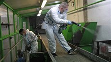 Pracovníci ostravské firmy stříkají v městské společnosti OZO stěnu za linkou v... Pracovníci ostravské firmy stříkají v městské společnosti OZO stěnu za linkou v...
