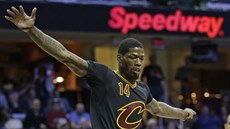 DeAndre Liggins (nahoe) z Clevelandu pelétává nad Isaiahem Thomasem z Bostonu.