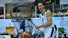 Jiří Welsch chytá při All Star Game NBL míč do podběráku. Jiří Welsch chytá při All Star Game NBL míč do podběráku.
